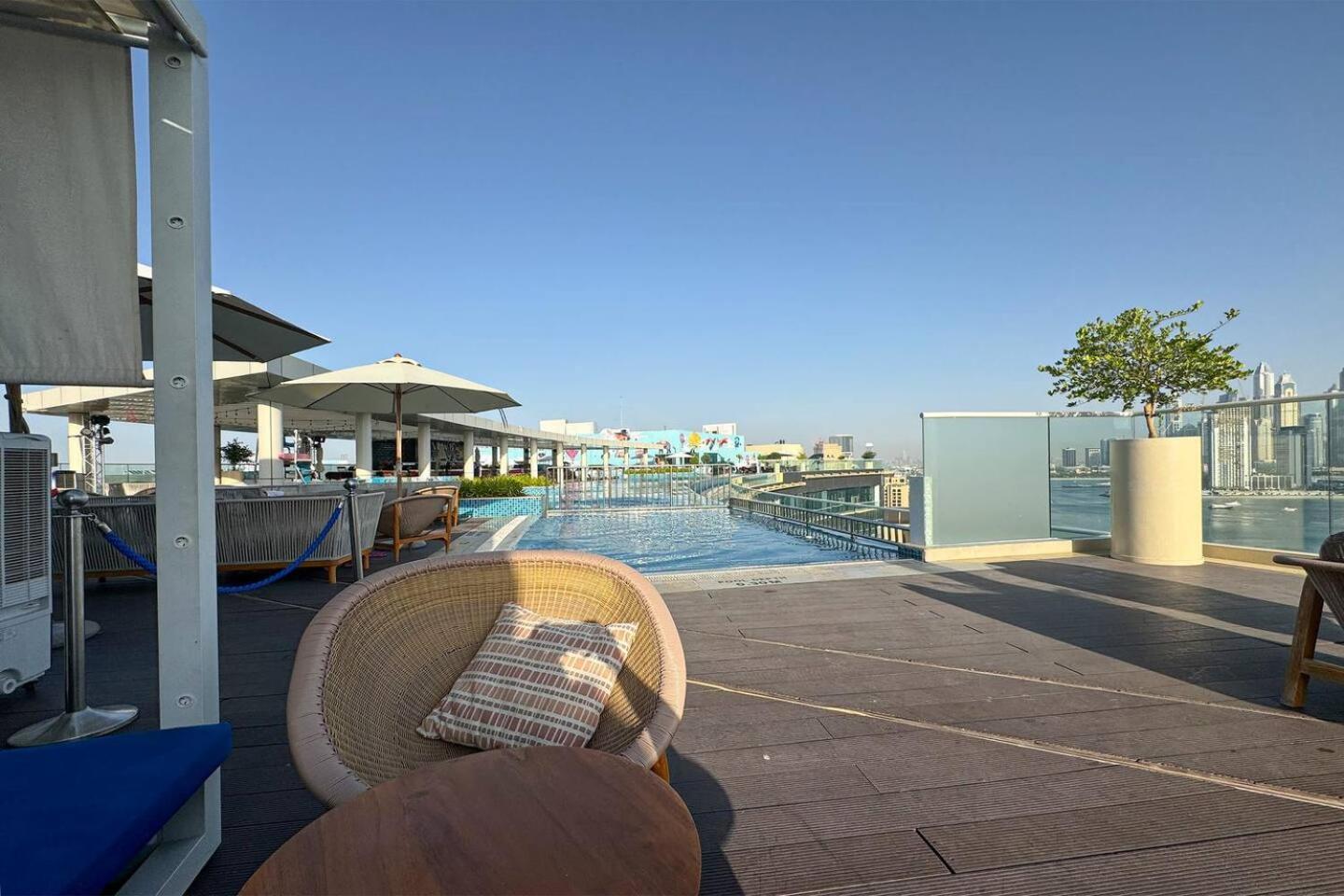 Luxury 1br - Stunning View - Beautiful Pool - Palm Apartment