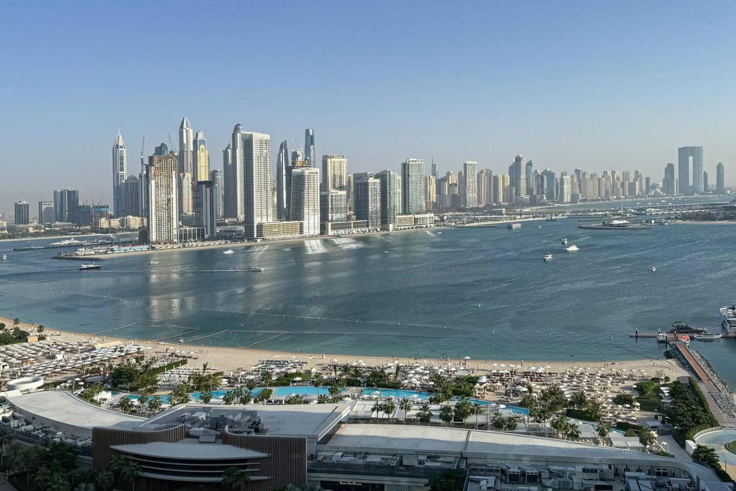 Apartment Luxury 1br - Stunning View - Beautiful Pool - Palm Dubai