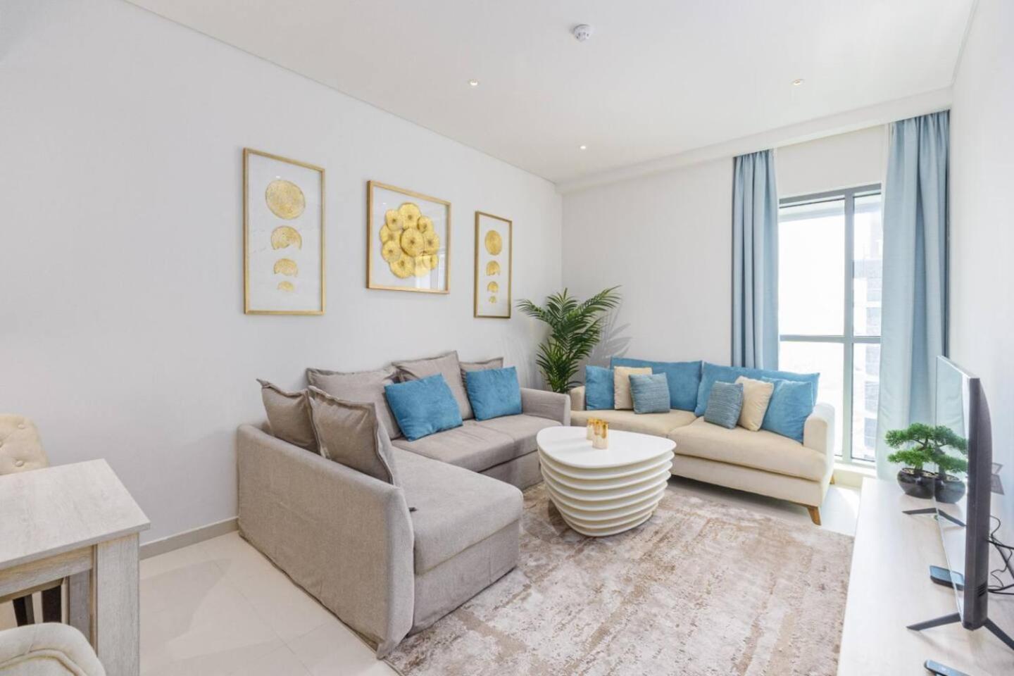 Apartment Luxury 1br - Stunning View - Beautiful Pool - Palm Dubai