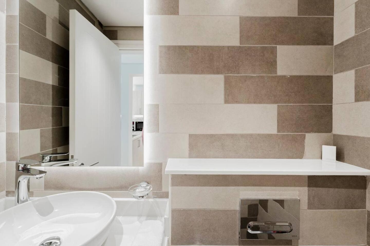 Luxury 1br - Stunning View - Beautiful Pool - Palm Apartment Dubai